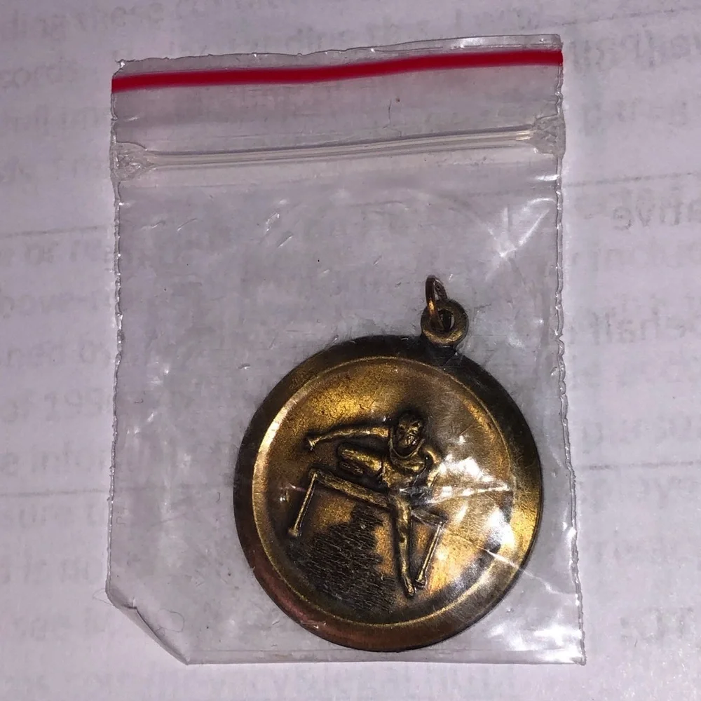 HURDLE PENDANT VINTAGE BRONZE TONE CHARM / MEDAL